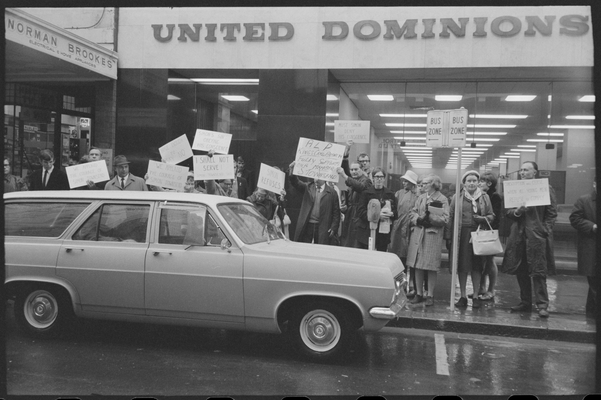 Free Townsend protest crowd, 1968, with signs reading Simon Refuses and I Shall Not Serve